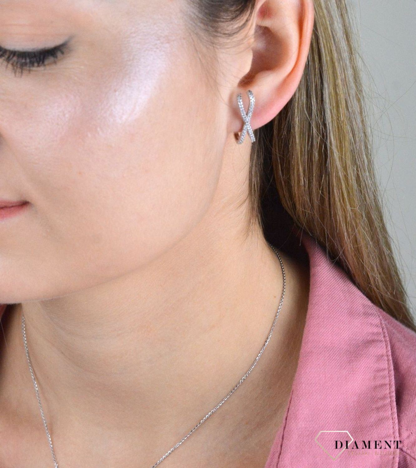 Kolczyki srebrne X z cyrkoniami 925 DIA-KLC-8215-925. Ponadczasowy wzór kolczyków idealnie sprawdzi się na prezent. Kolczyki srebrne z cyrkonią. Uniwersalne kolczyki. Modna biżuteria..jpg