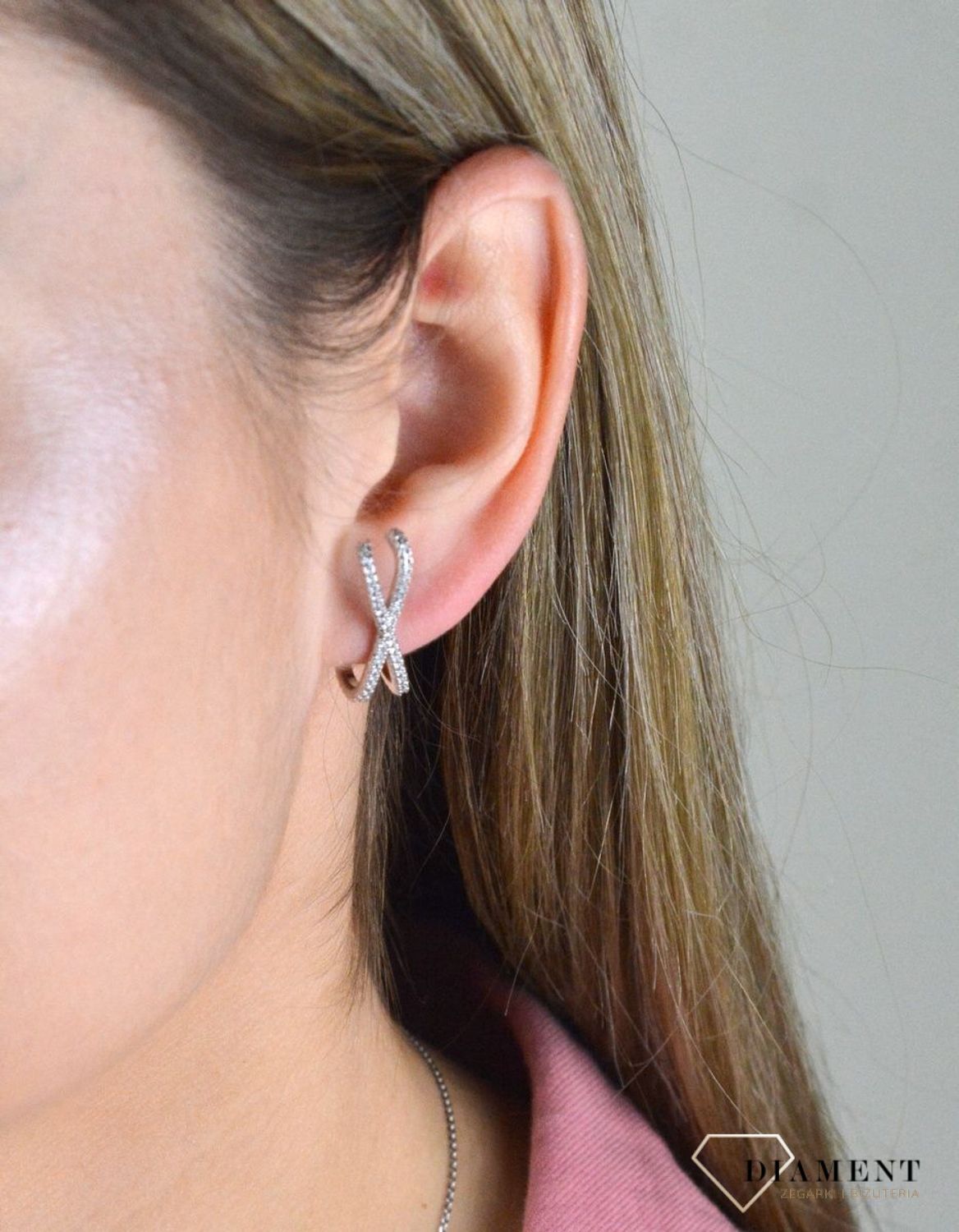 Kolczyki srebrne X z cyrkoniami 925 DIA-KLC-8215-925. Ponadczasowy wzór kolczyków idealnie sprawdzi się na prezent. Kolczyki srebrne z cyrkonią. Uniwersalne kolczyki. Modna biżuteria..jpg