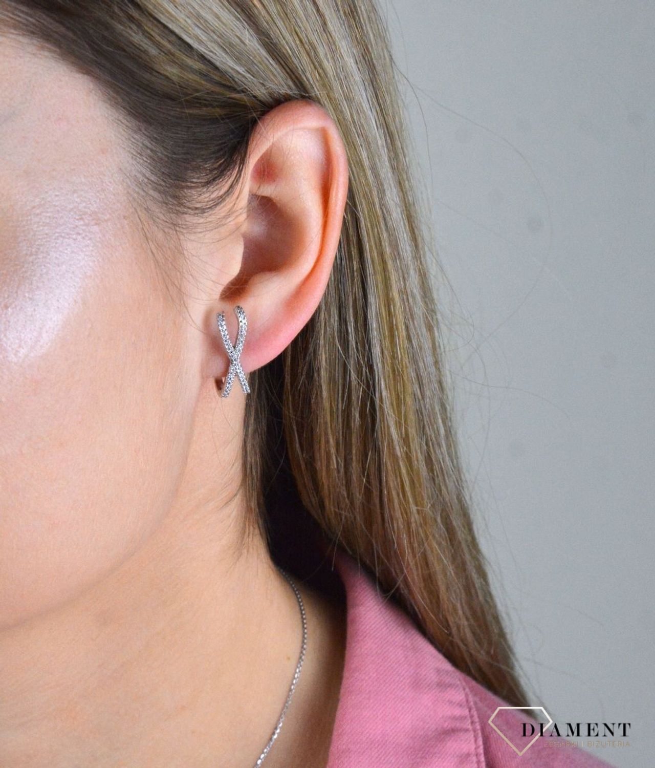 Kolczyki srebrne X z cyrkoniami 925 DIA-KLC-8215-925. Ponadczasowy wzór kolczyków idealnie sprawdzi się na prezent. Kolczyki srebrne z cyrkonią. Uniwersalne kolczyki. Modna biżuteria..jpg