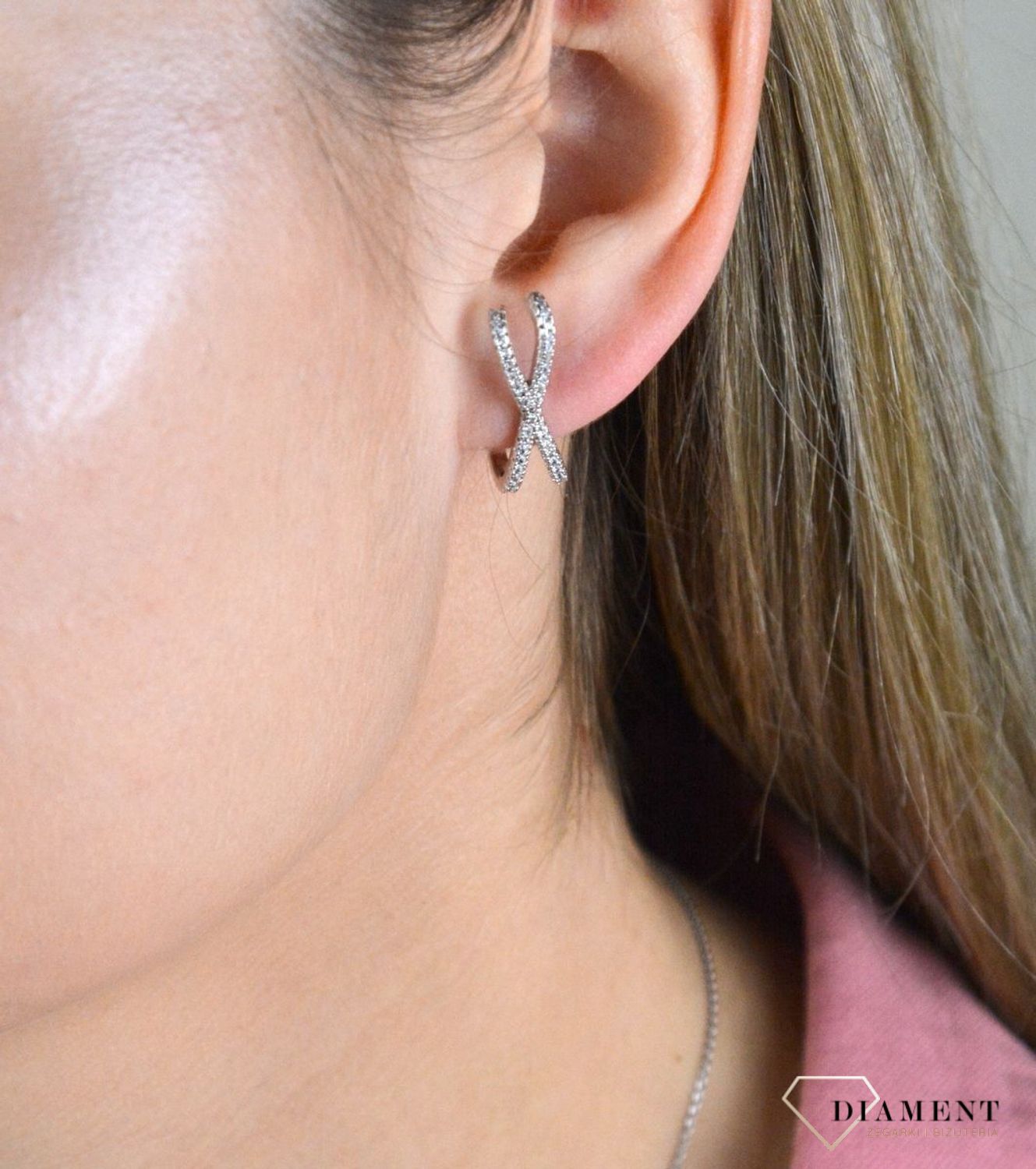 Kolczyki srebrne X z cyrkoniami 925 DIA-KLC-8215-925. Ponadczasowy wzór kolczyków idealnie sprawdzi się na prezent. Kolczyki srebrne z cyrkonią. Uniwersalne kolczyki. Modna biżuteria..jpg