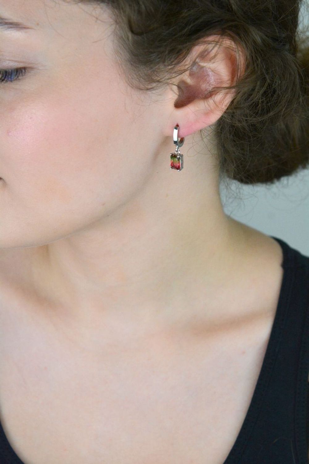 Eleganckie kolczyki damskie ze srebra próby 925, długie wiszące prostokątne zdobione czerwono-zielonymi cyrkoniami. Model DIA-KLC-8216-925, długość 2,2 cm, zapięcie angielskie..jpg