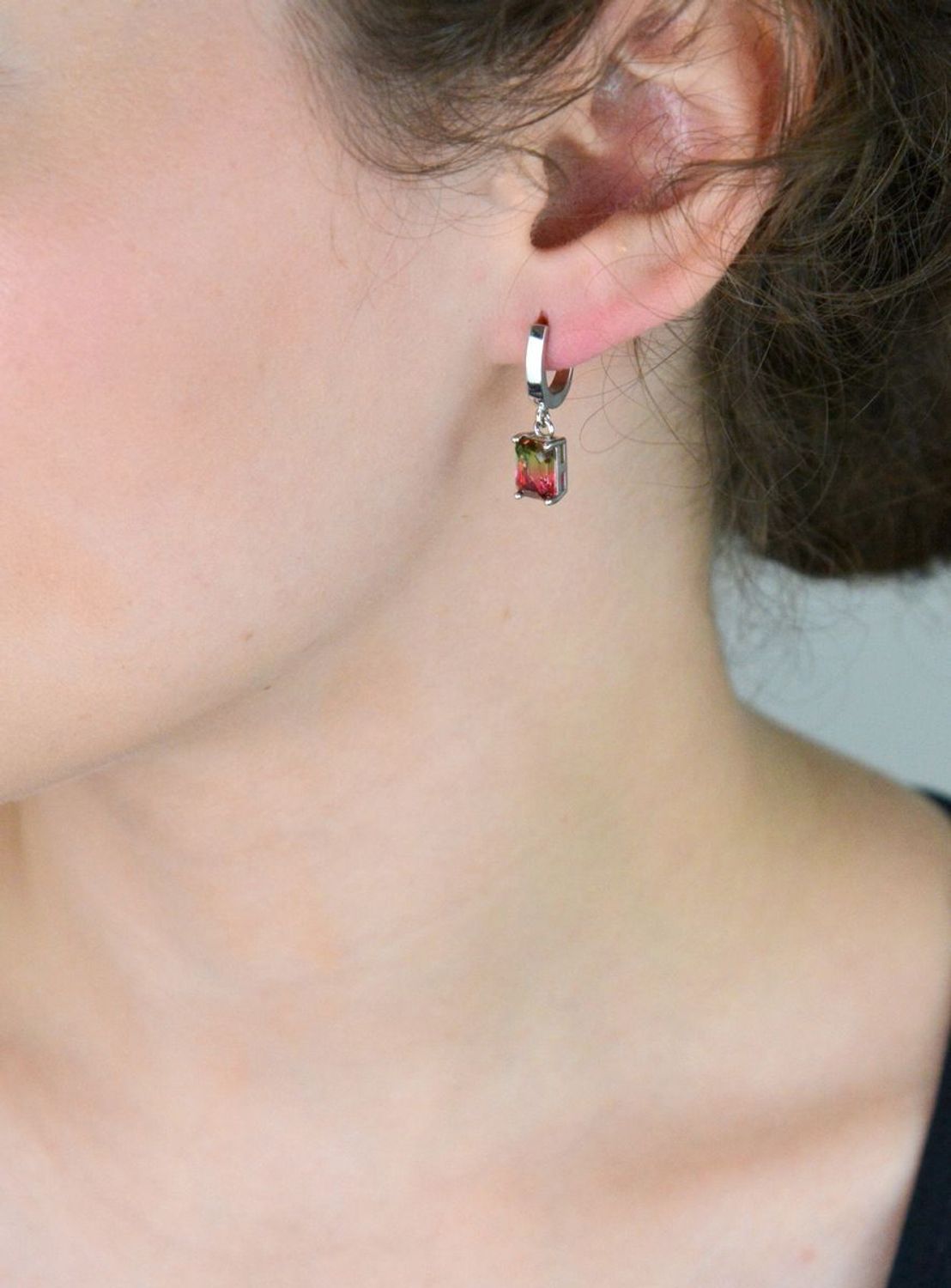 Eleganckie kolczyki damskie ze srebra próby 925, długie wiszące prostokątne zdobione czerwono-zielonymi cyrkoniami. Model DIA-KLC-8216-925, długość 2,2 cm, zapięcie angielskie..jpg
