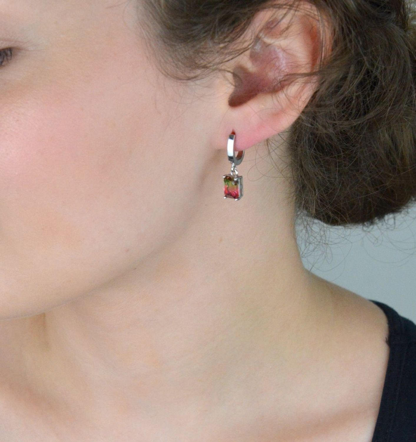Eleganckie kolczyki damskie ze srebra próby 925, długie wiszące prostokątne zdobione czerwono-zielonymi cyrkoniami. Model DIA-KLC-8216-925, długość 2,2 cm, zapięcie angielskie..jpg
