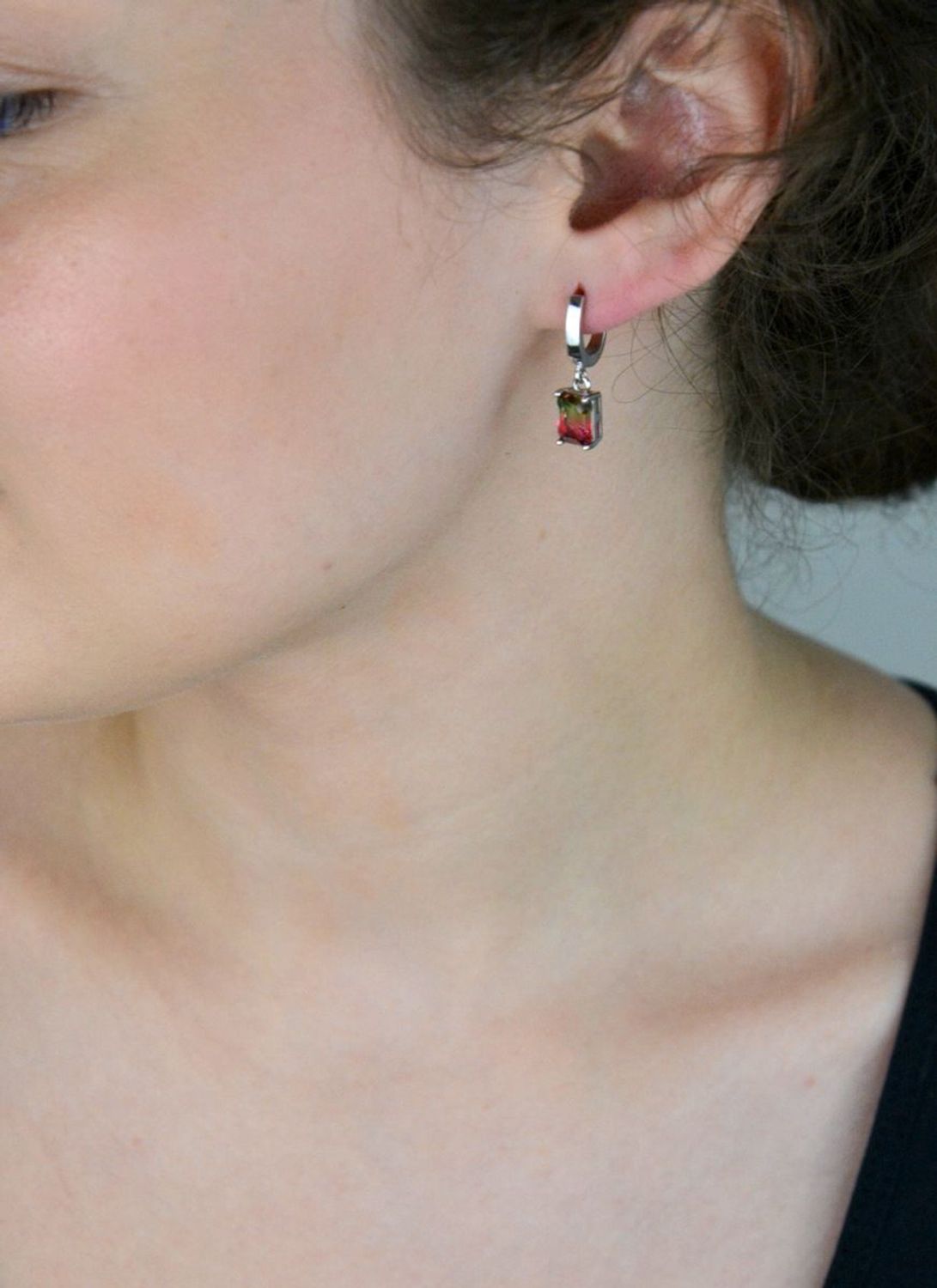 Eleganckie kolczyki damskie ze srebra próby 925, długie wiszące prostokątne zdobione czerwono-zielonymi cyrkoniami. Model DIA-KLC-8216-925, długość 2,2 cm, zapięcie angielskie..jpg