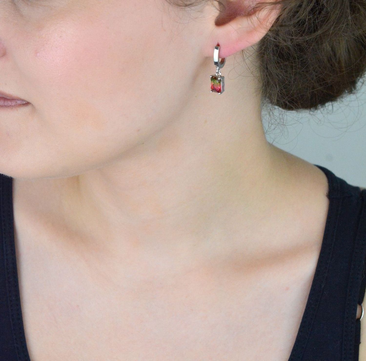 Eleganckie kolczyki damskie ze srebra próby 925, długie wiszące prostokątne zdobione czerwono-zielonymi cyrkoniami. Model DIA-KLC-8216-925, długość 2,2 cm, zapięcie angielskie..jpg