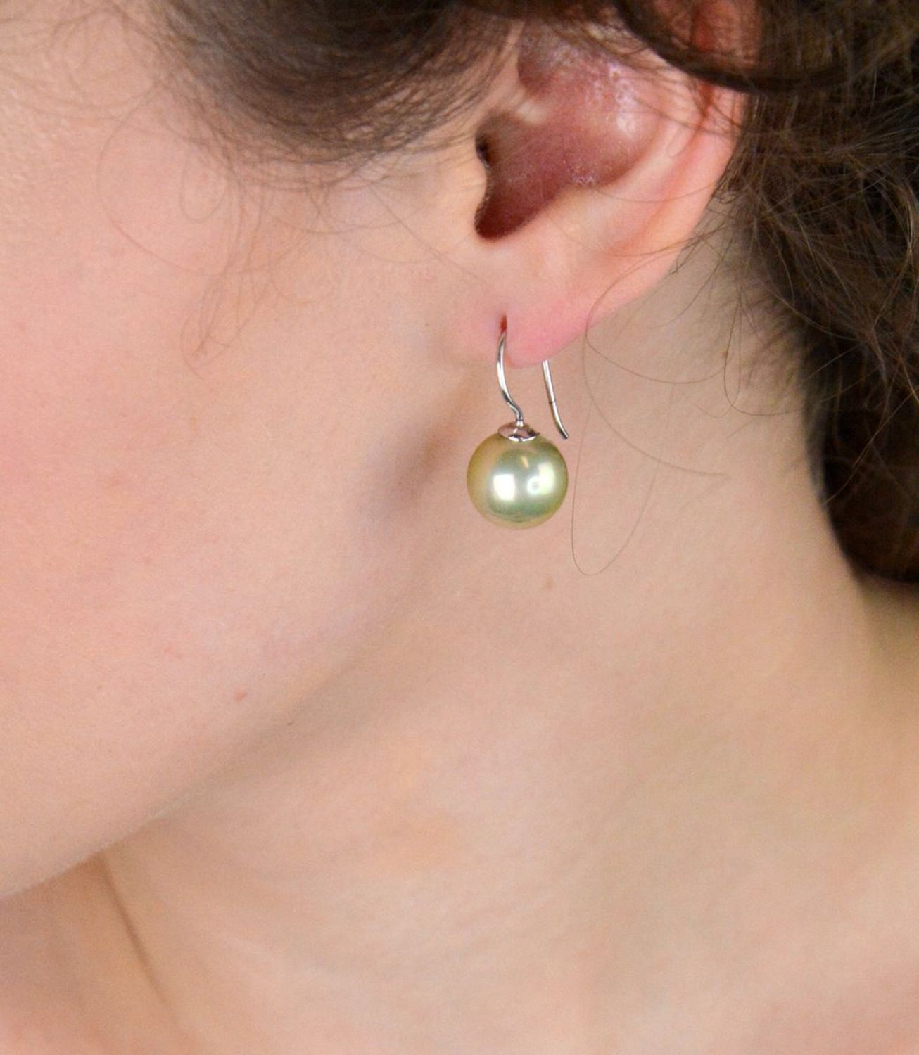 Piękne kolczyki damskie srebrne próby 925, zdobione perłą perłopławą. Bigiel otwarty, długość 2,5 cm, szerokość 1,3 cm, waga 6,00 g. Elegancja i subtelność.1.jpg