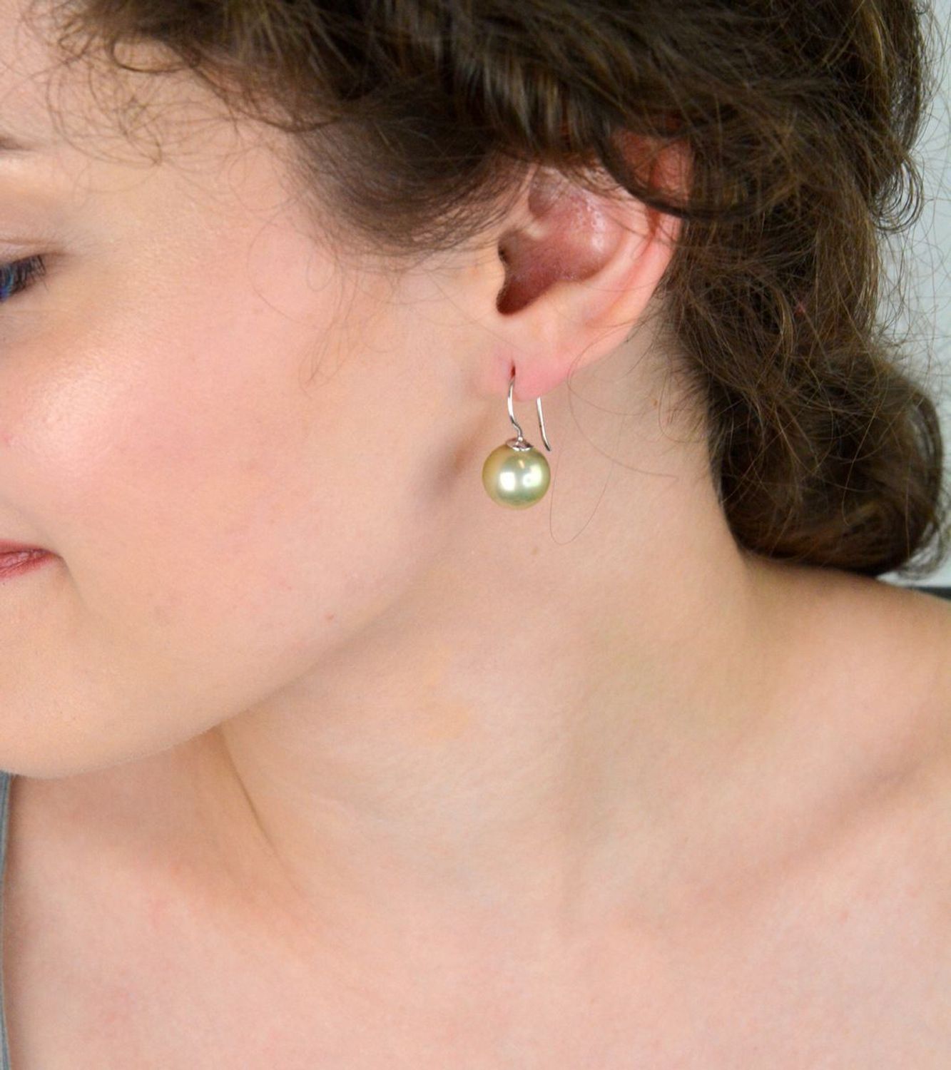 Piękne kolczyki damskie srebrne próby 925, zdobione perłą perłopławą. Bigiel otwarty, długość 2,5 cm, szerokość 1,3 cm, waga 6,00 g. Elegancja i subtelność.1.jpg