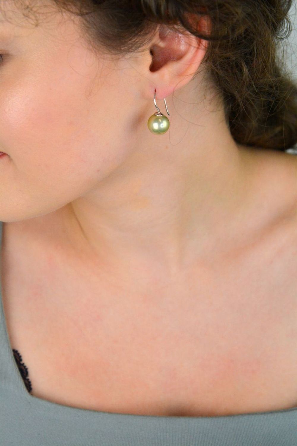 Piękne kolczyki damskie srebrne próby 925, zdobione perłą perłopławą. Bigiel otwarty, długość 2,5 cm, szerokość 1,3 cm, waga 6,00 g. Elegancja i subtelność.1.jpg