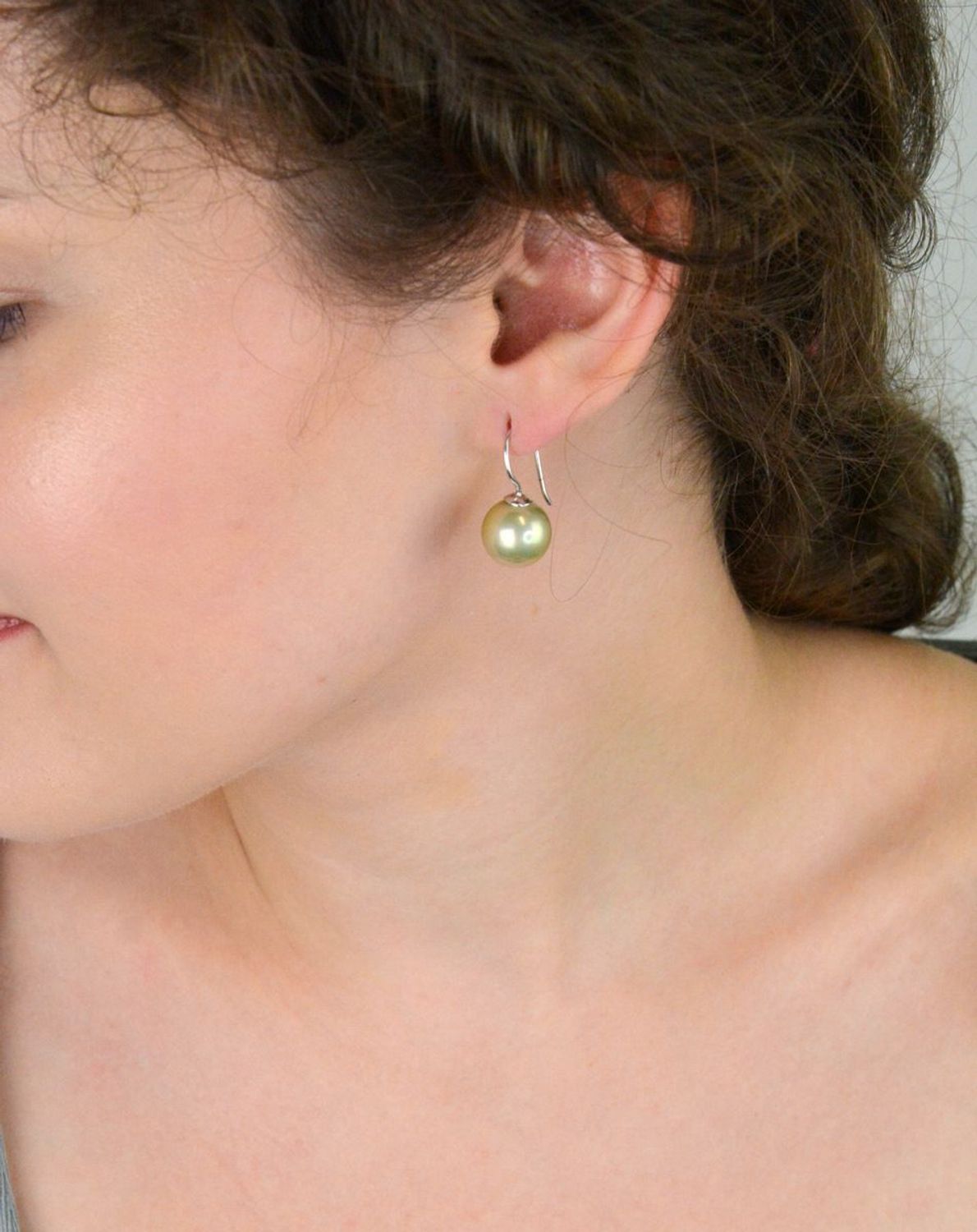 Piękne kolczyki damskie srebrne próby 925, zdobione perłą perłopławą. Bigiel otwarty, długość 2,5 cm, szerokość 1,3 cm, waga 6,00 g. Elegancja i subtelność.1.jpg