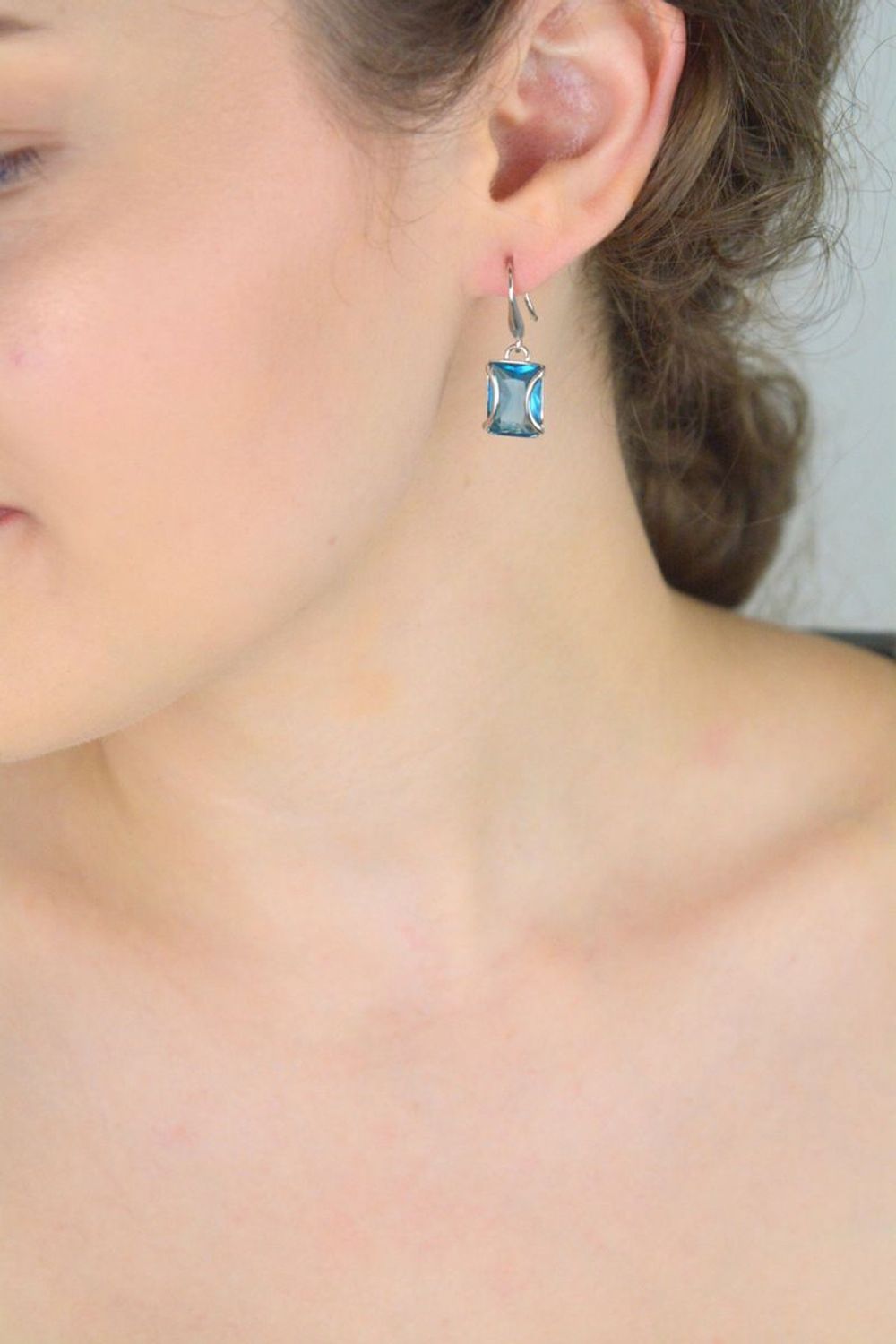 Kolczyki damskie wiszące srebrne 925 z prostokątną niebieską cyrkonią 1,2x1,0 cm. Długość 3,0 cm, zapięcie bigiel otwarty, waga 4,37 g. Model DIA-KLC-8220-925.1.jpg