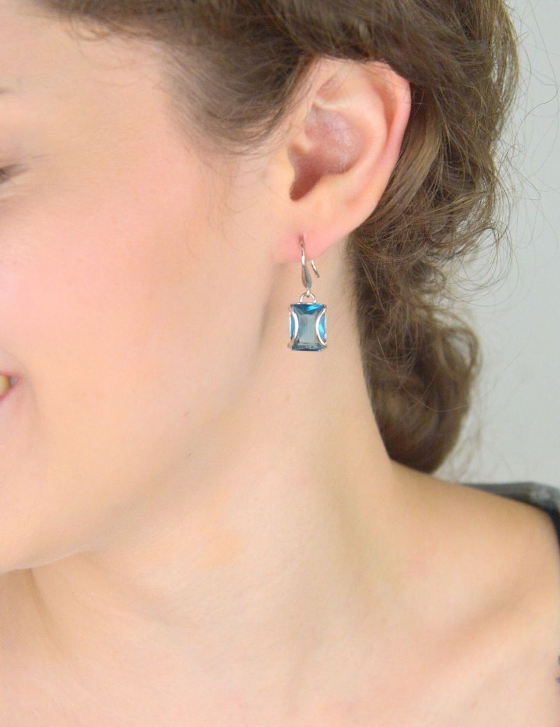 Kolczyki damskie wiszące srebrne 925 z prostokątną niebieską cyrkonią 1,2x1,0 cm. Długość 3,0 cm, zapięcie bigiel otwarty, waga 4,37 g. Model DIA-KLC-8220-925.1.jpg