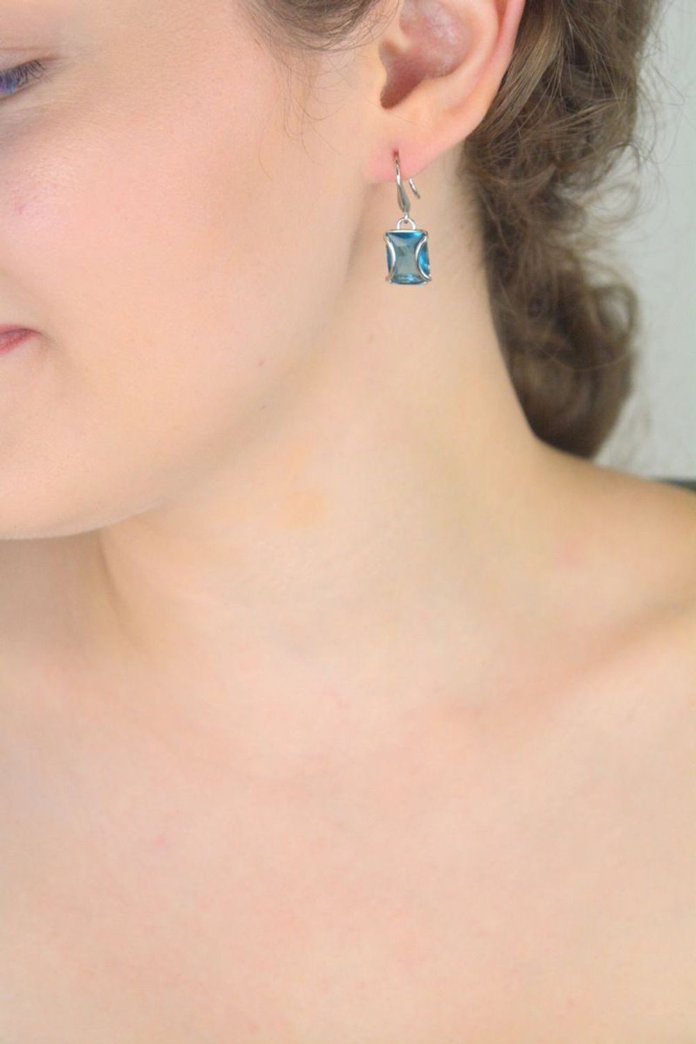 Kolczyki damskie wiszące srebrne 925 z prostokątną niebieską cyrkonią 1,2x1,0 cm. Długość 3,0 cm, zapięcie bigiel otwarty, waga 4,37 g. Model DIA-KLC-8220-925.1.jpg