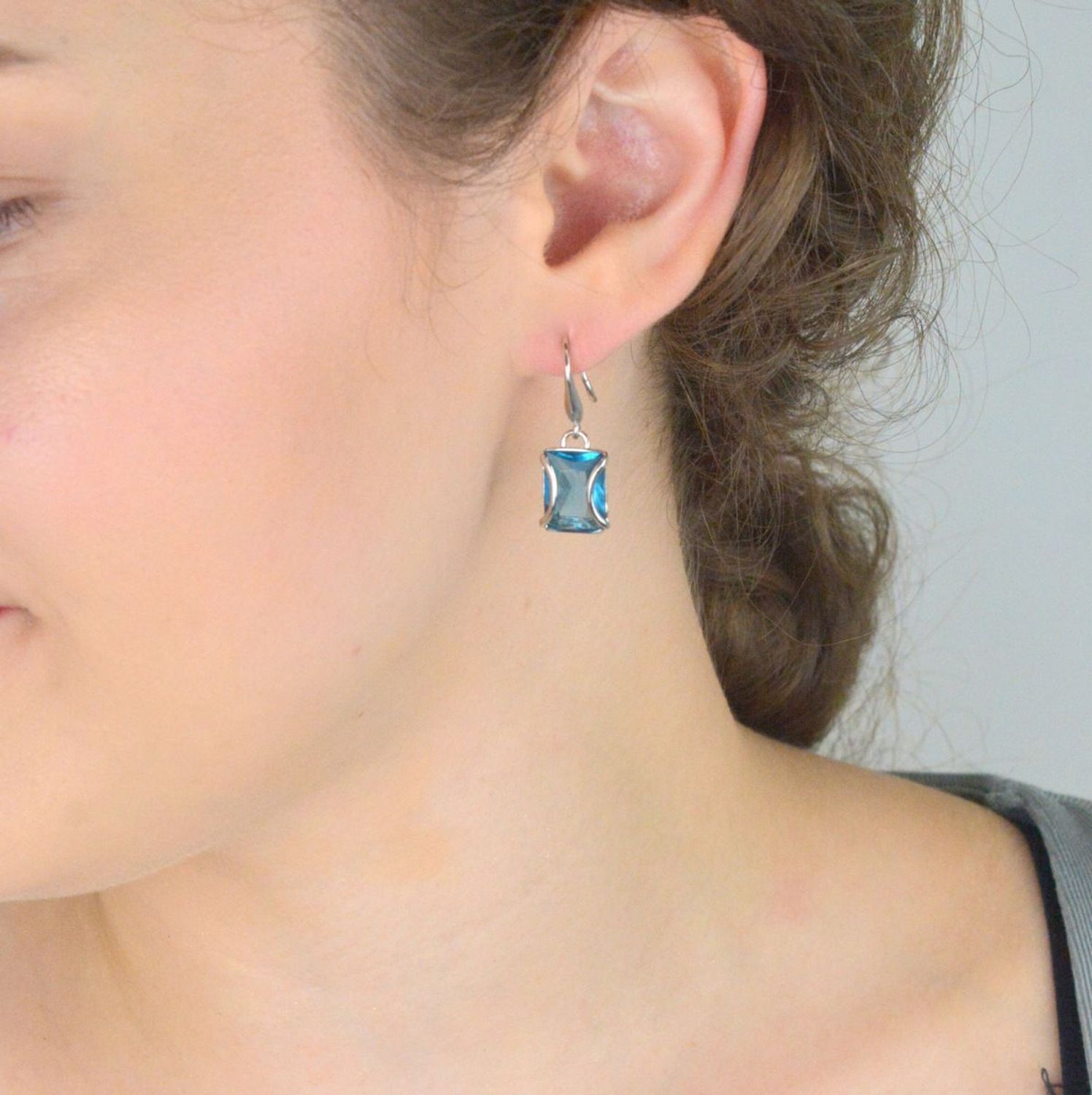 Kolczyki damskie wiszące srebrne 925 z prostokątną niebieską cyrkonią 1,2x1,0 cm. Długość 3,0 cm, zapięcie bigiel otwarty, waga 4,37 g. Model DIA-KLC-8220-925.1.jpg