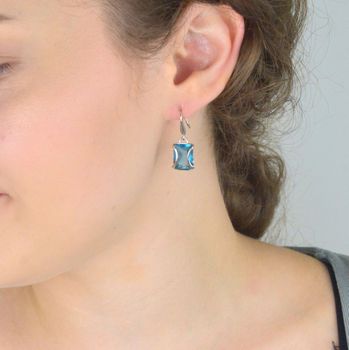 Kolczyki damskie wiszące srebrne 925 z prostokątną niebieską cyrkonią 1,2x1,0 cm. Długość 3,0 cm, zapięcie bigiel otwarty, waga 4,37 g. Model DIA-KLC-8220-925 (4).JPG