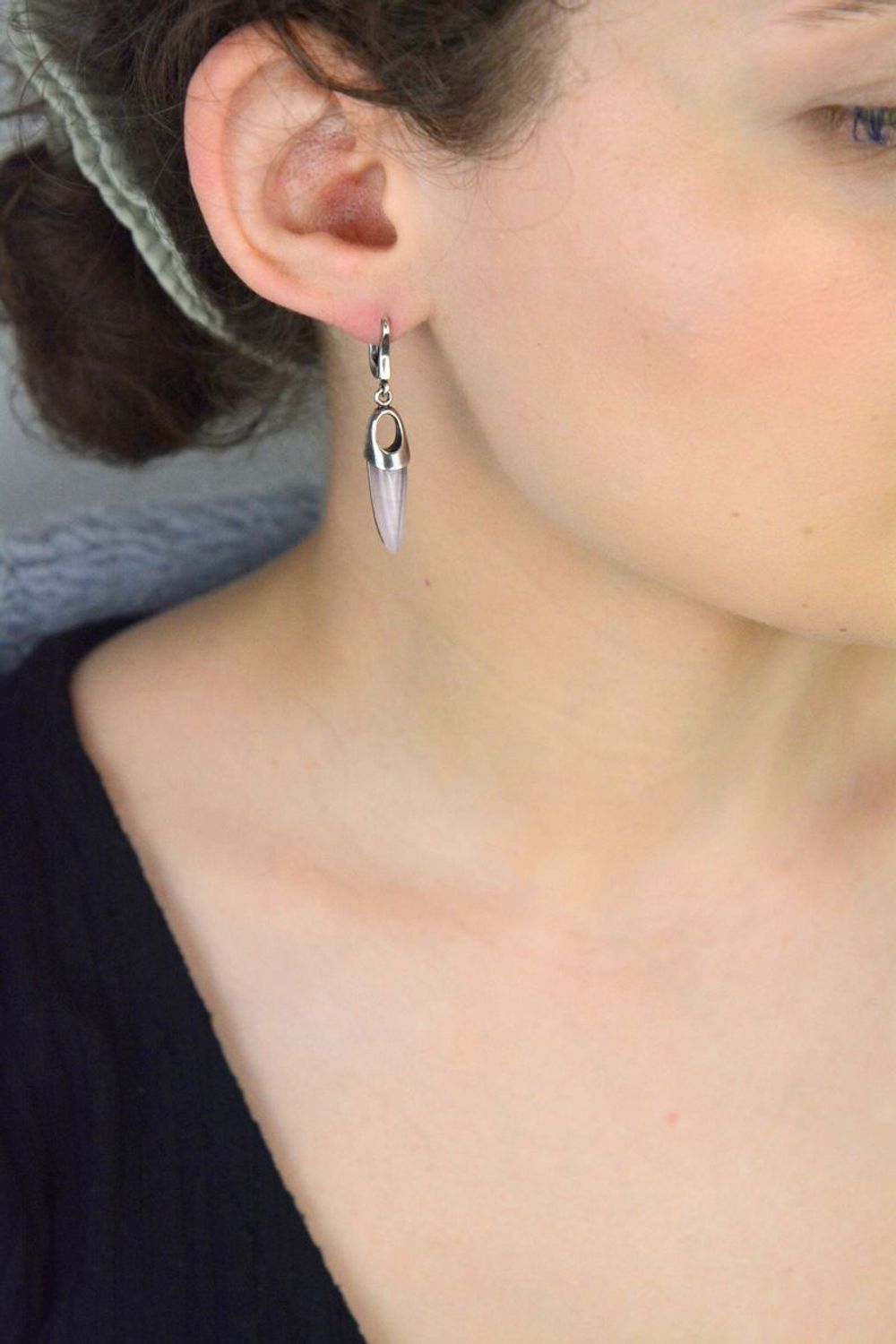 Srebrne podłużne kolczyki z różowym uleksytem  Próba 925  DIA-KLC-8221-925. Stylowe kolczyki ze srebra próby 925 z różowym uleksytem. Podłużna forma, długość 4,1 cm, waga 5,60 g. Eleganckie 1.jpg