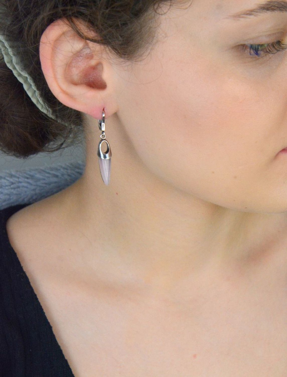 Srebrne podłużne kolczyki z różowym uleksytem  Próba 925  DIA-KLC-8221-925. Stylowe kolczyki ze srebra próby 925 z różowym uleksytem. Podłużna forma, długość 4,1 cm, waga 5,60 g. Eleganckie 1.jpg