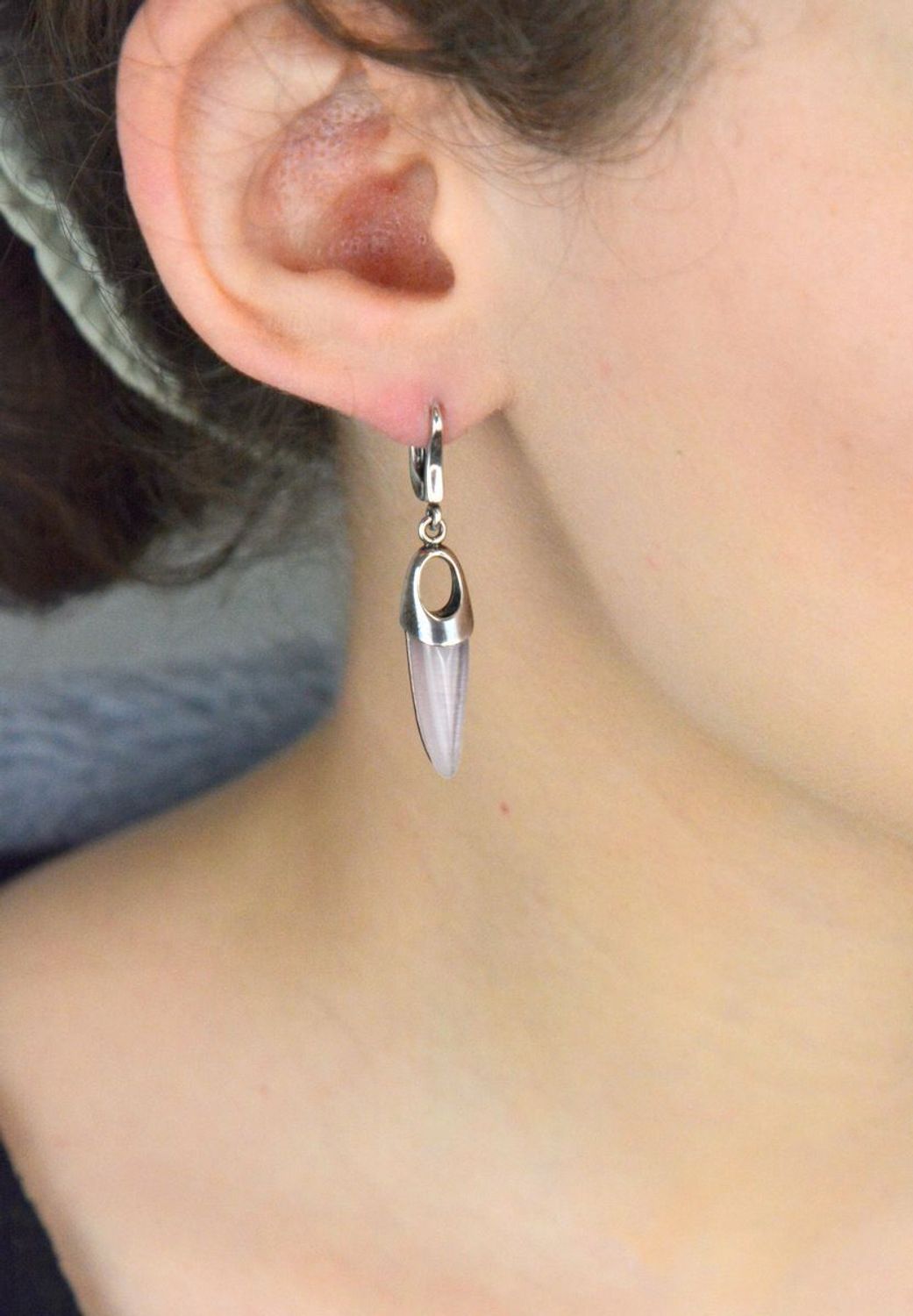 Srebrne podłużne kolczyki z różowym uleksytem  Próba 925  DIA-KLC-8221-925. Stylowe kolczyki ze srebra próby 925 z różowym uleksytem. Podłużna forma, długość 4,1 cm, waga 5,60 g. Eleganckie 1.jpg