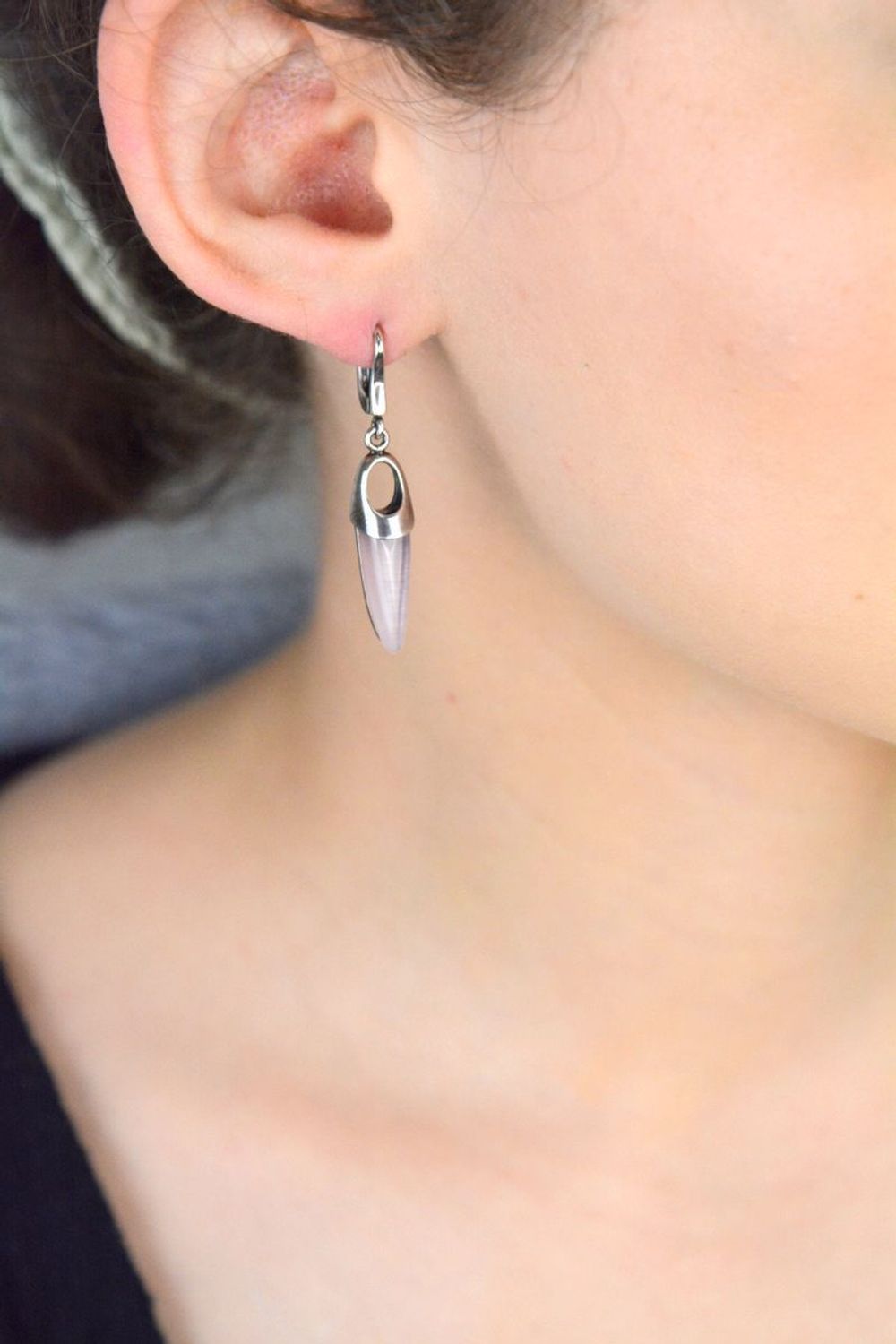 Srebrne podłużne kolczyki z różowym uleksytem  Próba 925  DIA-KLC-8221-925. Stylowe kolczyki ze srebra próby 925 z różowym uleksytem. Podłużna forma, długość 4,1 cm, waga 5,60 g. Eleganckie 1.jpg