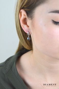 Eleganckie, klasyczne kolczyki w formie kulek. Kolczyki zostały wykonane z najwyższej jakości srebra próby 925. Delikatne kolczyki na zapięcie angielskie to doskonałe odzwierciedlenie minimalizmu (1).JPG