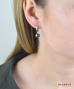 Eleganckie, klasyczne kolczyki w formie kulek. Kolczyki zostały wykonane z najwyższej jakości srebra próby 925. Delikatne kolczyki na zapięcie angielskie to doskonałe odzwierciedlenie minimalizmu (2).JPG