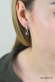 Eleganckie, klasyczne kolczyki w formie kulek. Kolczyki zostały wykonane z najwyższej jakości srebra próby 925. Delikatne kolczyki na zapięcie angielskie to doskonałe odzwierciedlenie minimalizmu (3).JPG