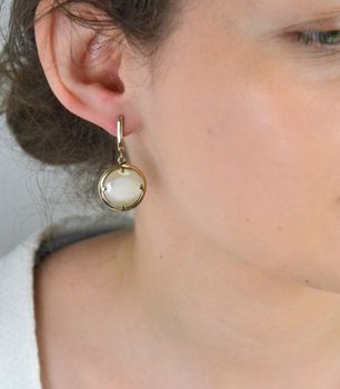 Srebrne pozłacane kolczyki 925 z wiszącą kremową cyrkonią DIA-KLC-8226-925  Srebrne pozłacane kolczyki wykonane z próby 925 ozdobione piękną, dużą cyrkonią. Kolczyki wiszące z jedną dużą cyrkonią, która pięknie połyskuję i (3).JPG