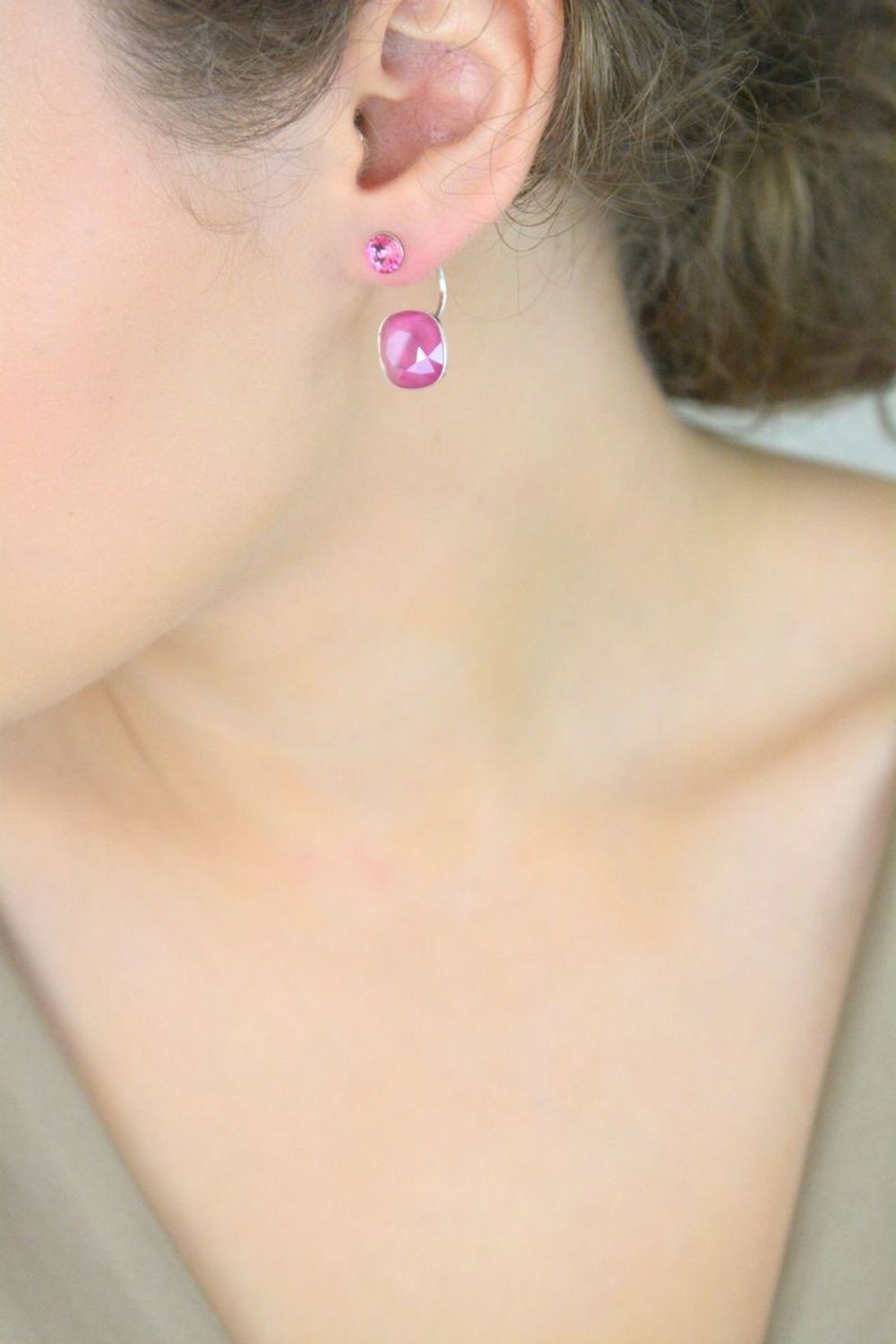 Eleganckie kolczyki damskie wiszące wykonane ze srebra próby 925, zdobione fioletową cyrkonią. Długość 2,4 cm, szerokość 1,2 cm, waga 5,30 g, zapięcie na sztyft.1.jpg