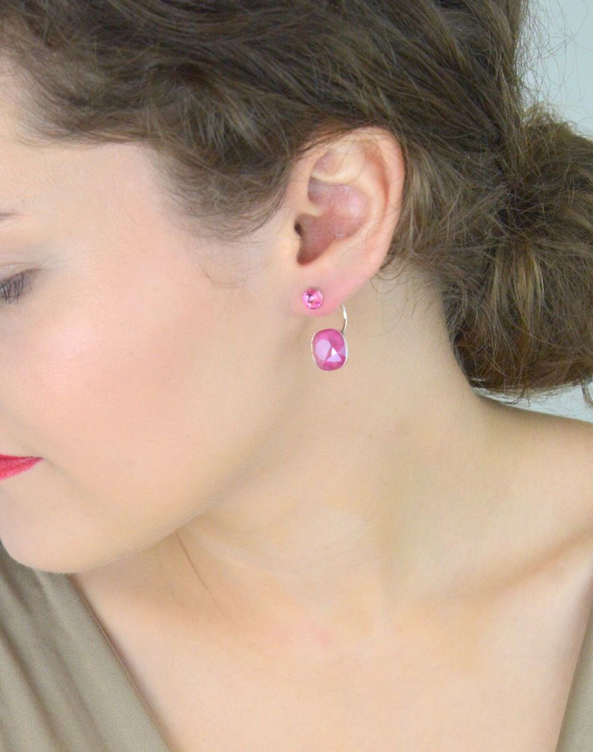 Eleganckie kolczyki damskie wiszące wykonane ze srebra próby 925, zdobione fioletową cyrkonią. Długość 2,4 cm, szerokość 1,2 cm, waga 5,30 g, zapięcie na sztyft.1.jpg