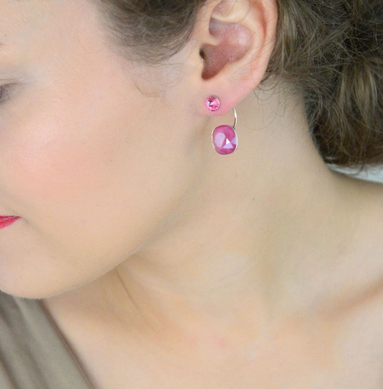 Eleganckie kolczyki damskie wiszące wykonane ze srebra próby 925, zdobione fioletową cyrkonią. Długość 2,4 cm, szerokość 1,2 cm, waga 5,30 g, zapięcie na sztyft.1.jpg