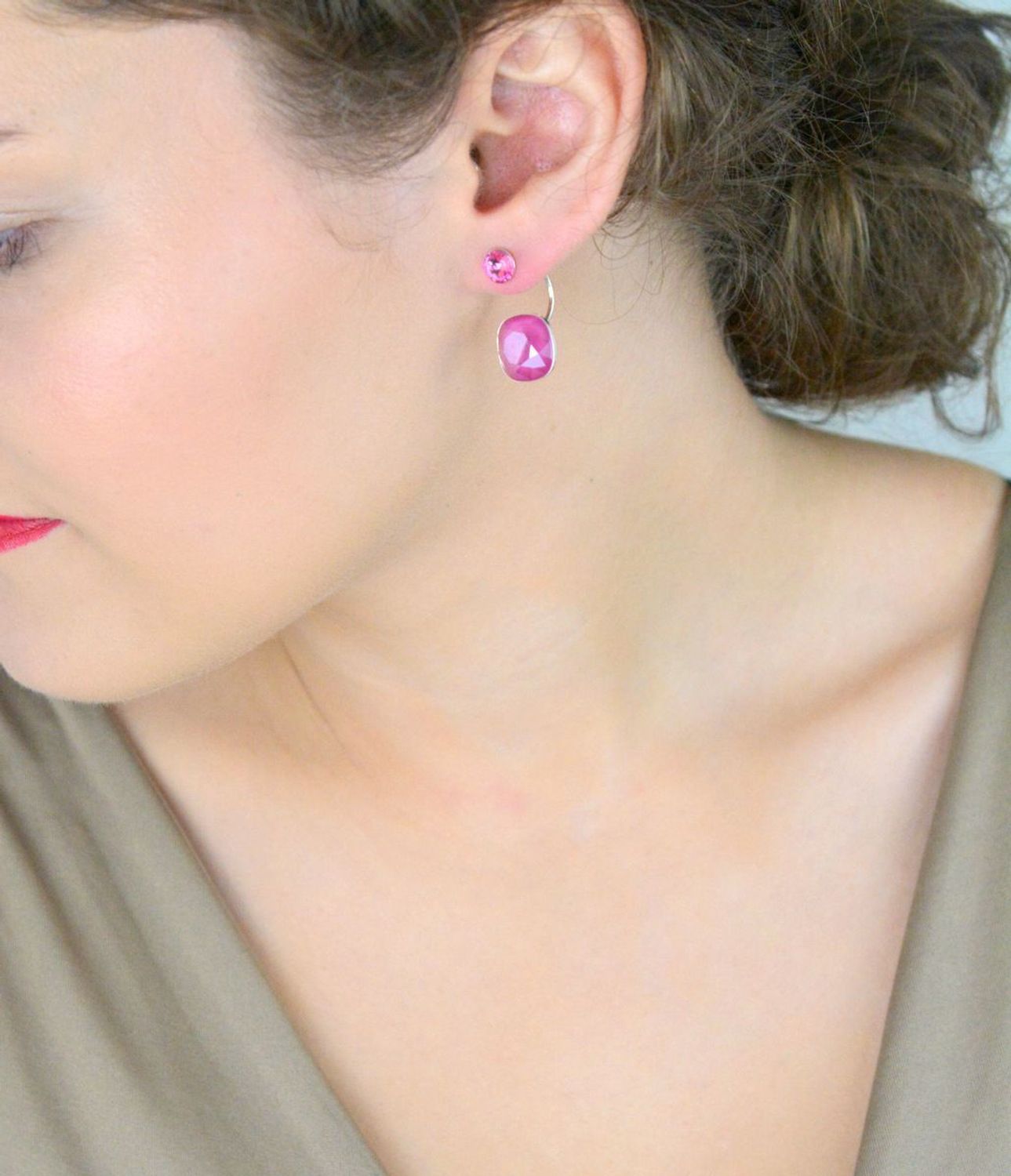 Eleganckie kolczyki damskie wiszące wykonane ze srebra próby 925, zdobione fioletową cyrkonią. Długość 2,4 cm, szerokość 1,2 cm, waga 5,30 g, zapięcie na sztyft.1.jpg