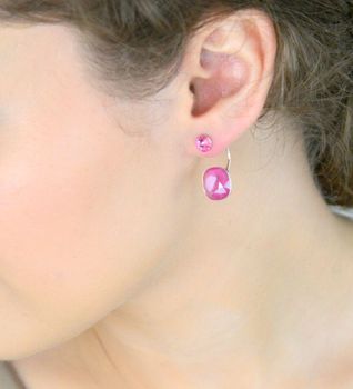 Eleganckie kolczyki damskie wiszące wykonane ze srebra próby 925, zdobione fioletową cyrkonią. Długość 2,4 cm, szerokość 1,2 cm, waga 5,30 g, zapięcie na sztyft (5).JPG