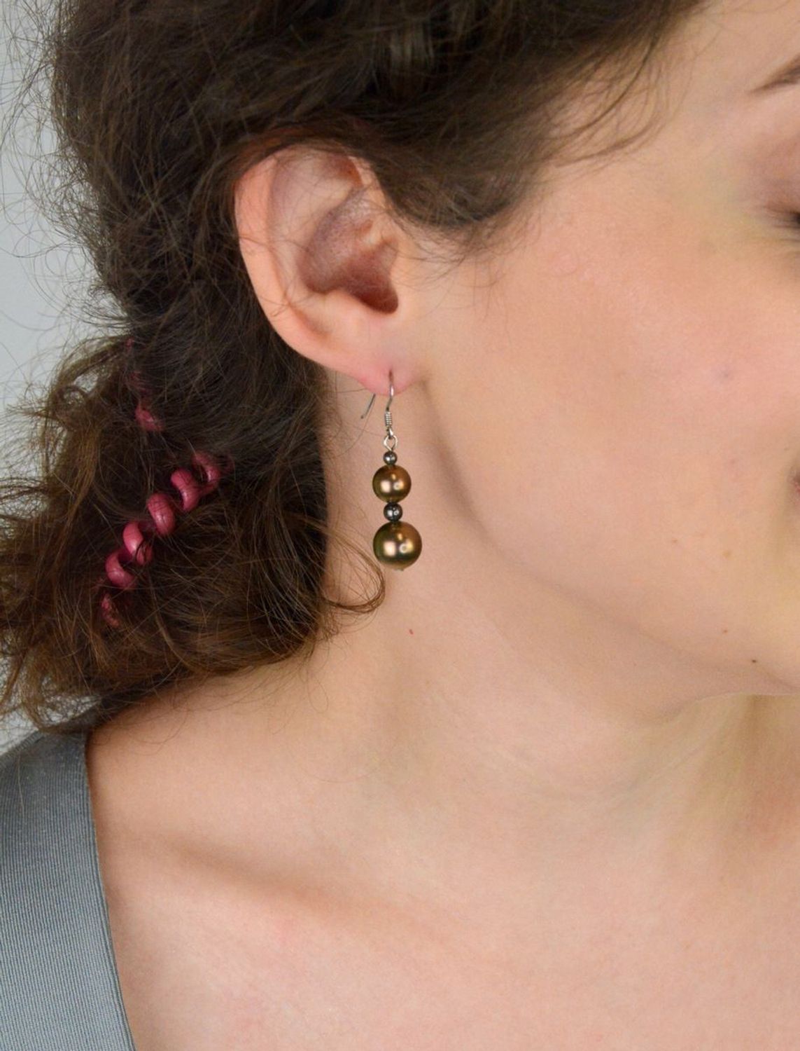 Kolczyki srebrne damskie 925 DIA-KLC-8234-925, zdobione brązowymi perełkami. Zapięcie typu bigiel otwarty. Długość 3,5 cm, szerokość 8 mm, waga 5,70 g. Eleganckie i stylowe.1.jpg