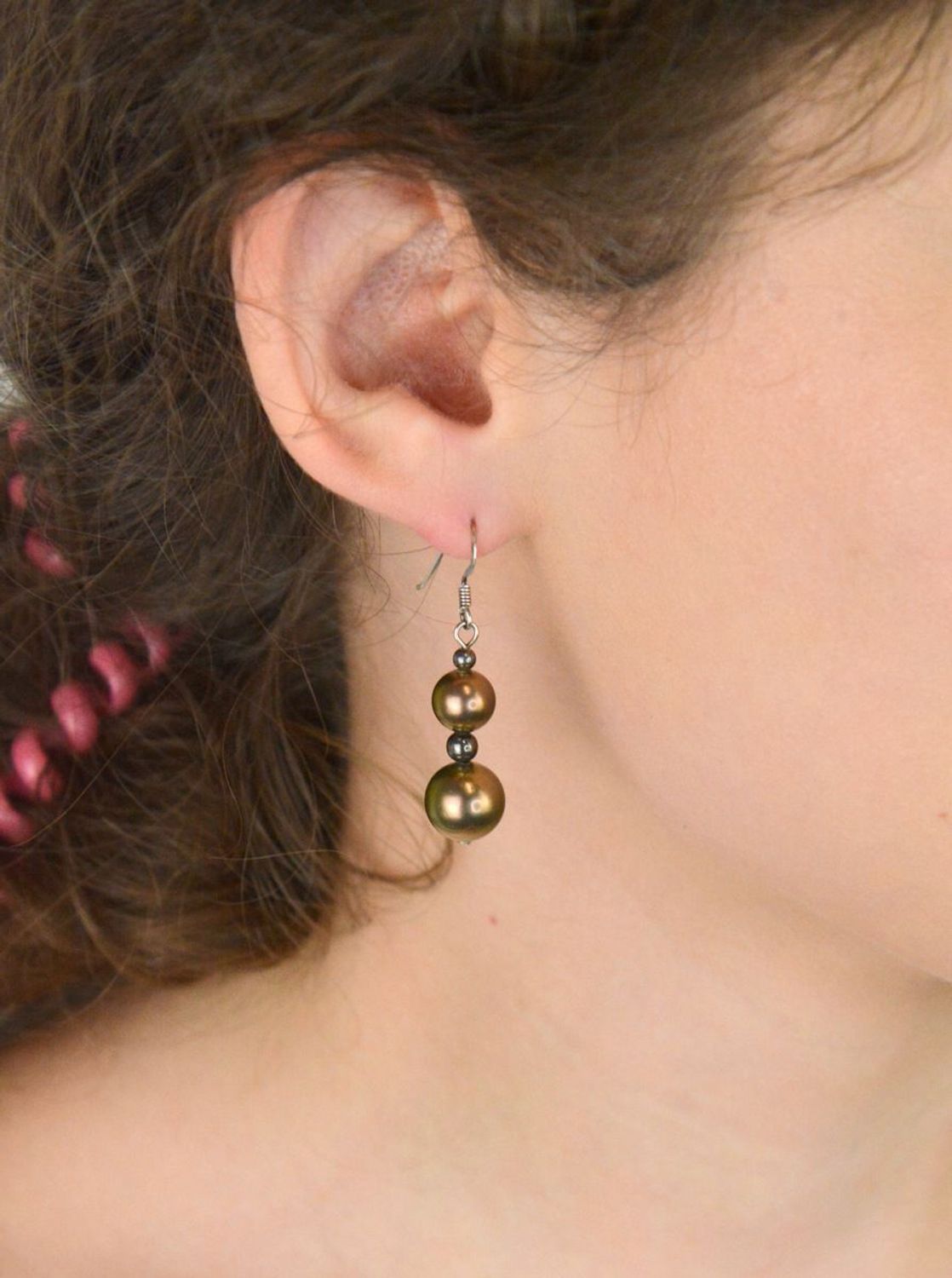 Kolczyki srebrne damskie 925 DIA-KLC-8234-925, zdobione brązowymi perełkami. Zapięcie typu bigiel otwarty. Długość 3,5 cm, szerokość 8 mm, waga 5,70 g. Eleganckie i stylowe.1.jpg