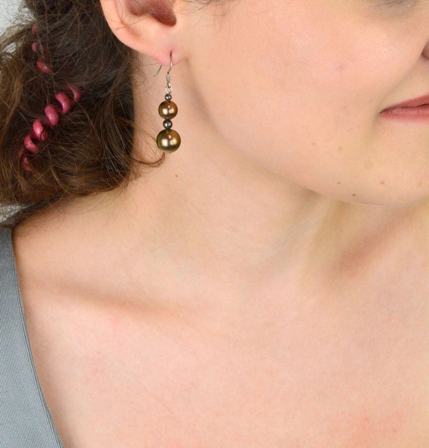 Kolczyki srebrne damskie 925 DIA-KLC-8234-925, zdobione brązowymi perełkami. Zapięcie typu bigiel otwarty. Długość 3,5 cm, szerokość 8 mm, waga 5,70 g. Eleganckie i stylowe.1.jpg