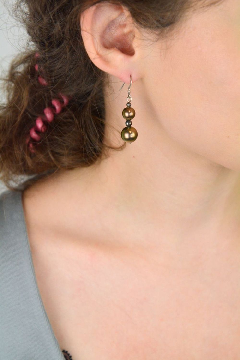 Kolczyki srebrne damskie 925 DIA-KLC-8234-925, zdobione brązowymi perełkami. Zapięcie typu bigiel otwarty. Długość 3,5 cm, szerokość 8 mm, waga 5,70 g. Eleganckie i stylowe.1.jpg