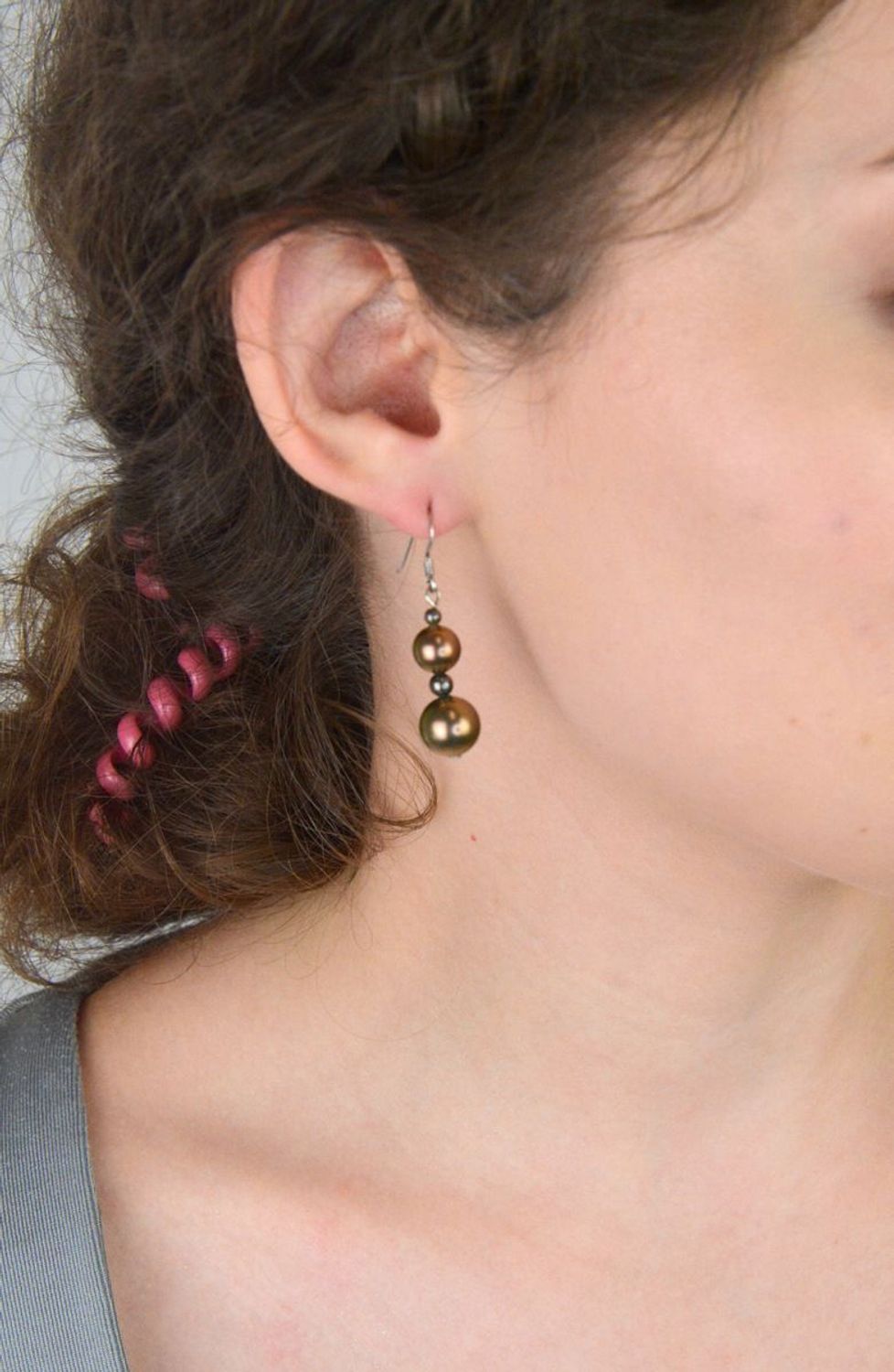 Kolczyki srebrne damskie 925 DIA-KLC-8234-925, zdobione brązowymi perełkami. Zapięcie typu bigiel otwarty. Długość 3,5 cm, szerokość 8 mm, waga 5,70 g. Eleganckie i stylowe.1.jpg