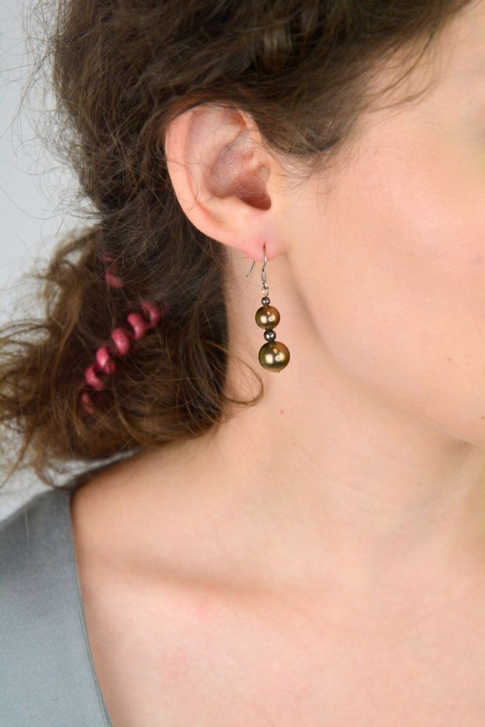 Kolczyki srebrne damskie 925 DIA-KLC-8234-925, zdobione brązowymi perełkami. Zapięcie typu bigiel otwarty. Długość 3,5 cm, szerokość 8 mm, waga 5,70 g. Eleganckie i stylowe.1.jpg