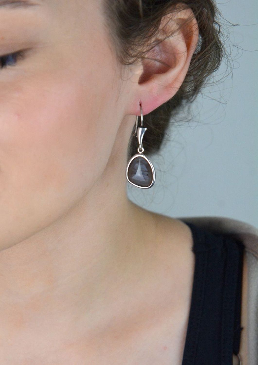 Eleganckie kolczyki damskie wykonane z srebra próby 925, ozdobione agatami. Długość 4,1 cm, szerokość 1,5 cm. Zapięcie bigiel angielski – idealne na prezent.1.jpg