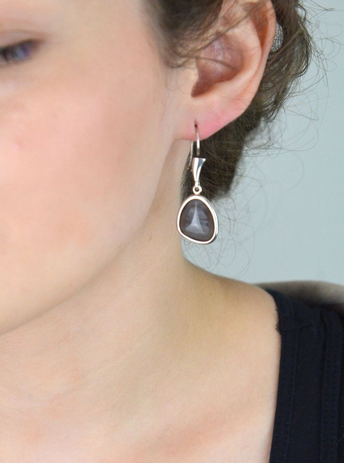 Eleganckie kolczyki damskie wykonane z srebra próby 925, ozdobione agatami. Długość 4,1 cm, szerokość 1,5 cm. Zapięcie bigiel angielski – idealne na prezent.1.jpg