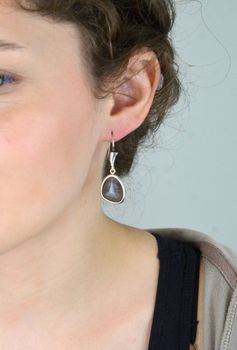 Eleganckie kolczyki damskie wykonane z srebra próby 925, ozdobione agatami. Długość 4,1 cm, szerokość 1,5 cm. Zapięcie bigiel angielski – idealne na prezent (1).JPG