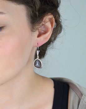 Eleganckie kolczyki damskie wykonane z srebra próby 925, ozdobione agatami. Długość 4,1 cm, szerokość 1,5 cm. Zapięcie bigiel angielski – idealne na prezent (3).JPG