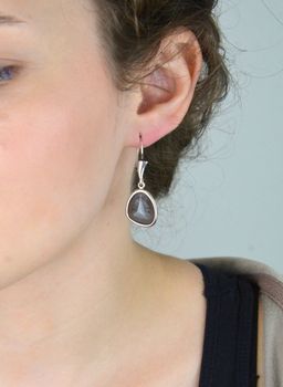 Eleganckie kolczyki damskie wykonane z srebra próby 925, ozdobione agatami. Długość 4,1 cm, szerokość 1,5 cm. Zapięcie bigiel angielski – idealne na prezent (5).JPG