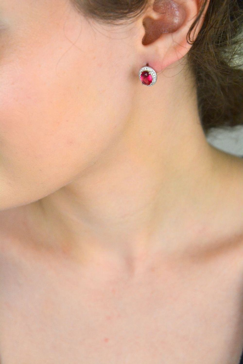 Eleganckie kolczyki srebrne DIA-KLC-8236-925 owalne z ciemnoróżową cyrkonią i drobnymi białymi cyrkoniami. Próba 925, waga 3,23 g, wymiary 1,2 x 1,0 cm, zapięcie angielskie.1.jpg