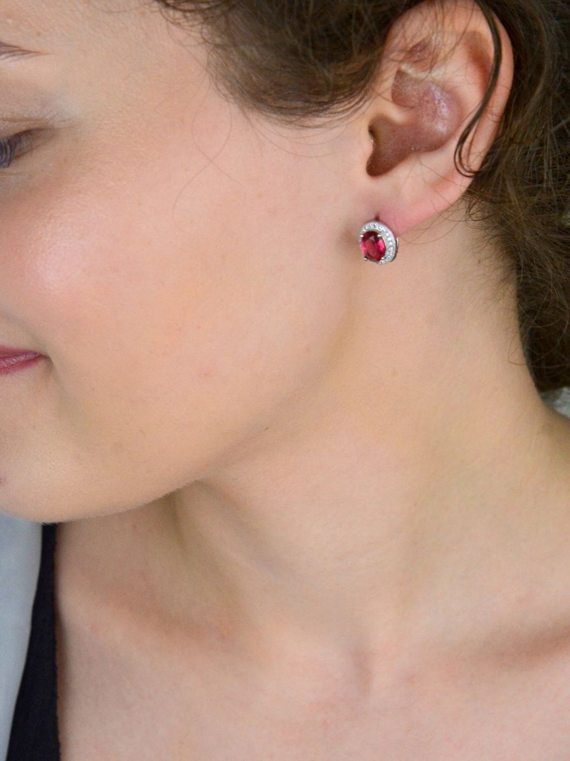 Eleganckie kolczyki srebrne DIA-KLC-8236-925 owalne z ciemnoróżową cyrkonią i drobnymi białymi cyrkoniami. Próba 925, waga 3,23 g, wymiary 1,2 x 1,0 cm, zapięcie angielskie.1.jpg