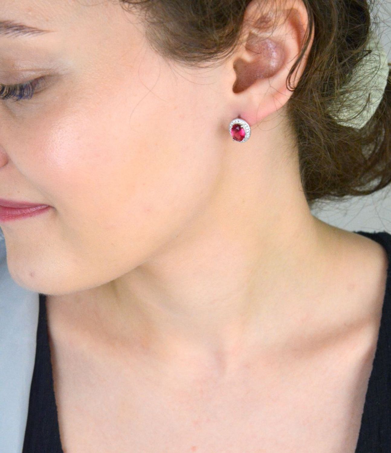 Eleganckie kolczyki srebrne DIA-KLC-8236-925 owalne z ciemnoróżową cyrkonią i drobnymi białymi cyrkoniami. Próba 925, waga 3,23 g, wymiary 1,2 x 1,0 cm, zapięcie angielskie.1.jpg