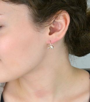 Urocze kolczyki dziecięce w kształcie żółwi, wykonane z srebra próby 925. Długość 1,5 cm, szerokość 1,1 cm. Zapięcie bigiel angielski – bezpieczne i wygodne (1).JPG