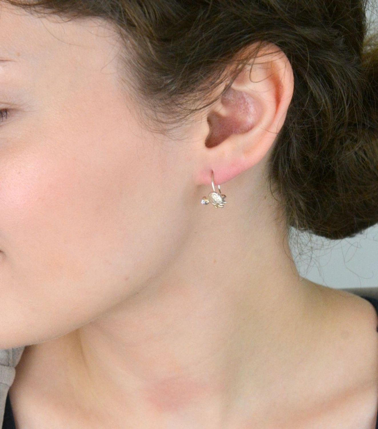 Urocze kolczyki dziecięce w kształcie żółwi, wykonane z srebra próby 925. Długość 1,5 cm, szerokość 1,1 cm. Zapięcie bigiel angielski – bezpieczne i wygodne.1.jpg