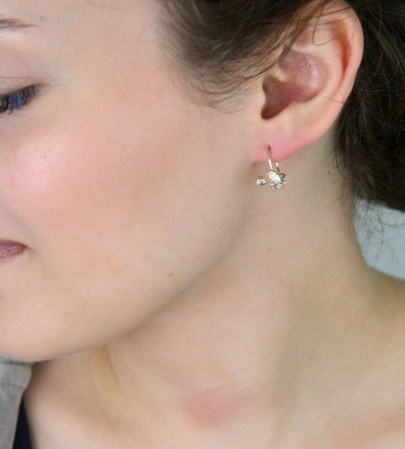 Urocze kolczyki dziecięce w kształcie żółwi, wykonane z srebra próby 925. Długość 1,5 cm, szerokość 1,1 cm. Zapięcie bigiel angielski – bezpieczne i wygodne.1.jpg