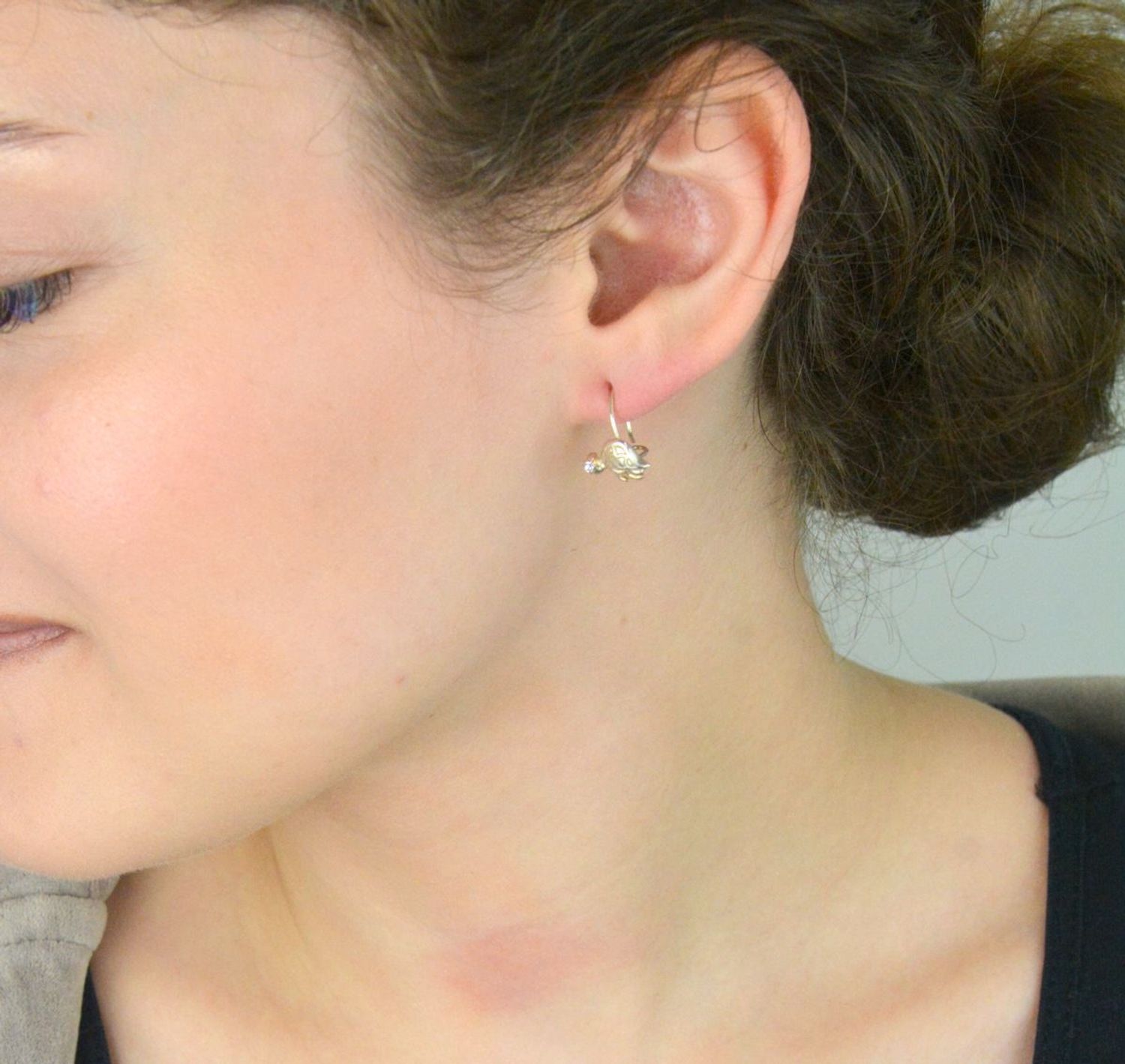 Urocze kolczyki dziecięce w kształcie żółwi, wykonane z srebra próby 925. Długość 1,5 cm, szerokość 1,1 cm. Zapięcie bigiel angielski – bezpieczne i wygodne.1.jpg