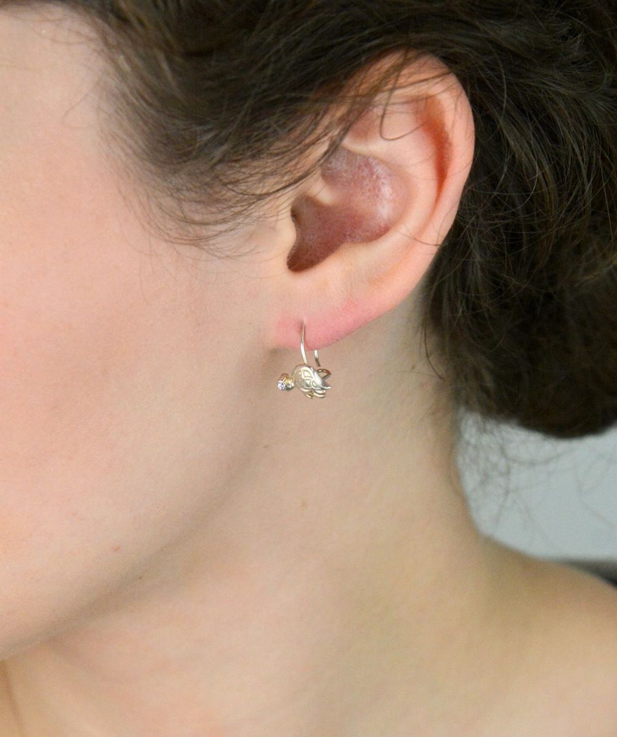 Urocze kolczyki dziecięce w kształcie żółwi, wykonane z srebra próby 925. Długość 1,5 cm, szerokość 1,1 cm. Zapięcie bigiel angielski – bezpieczne i wygodne.1.jpg